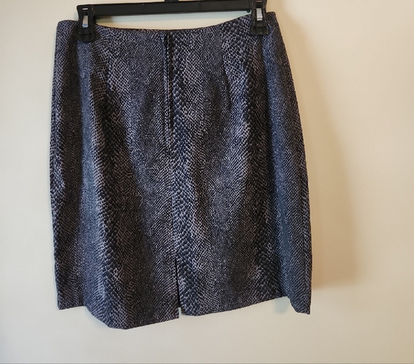 Elegant Black and Gray Snake Print Skirt - Picture 2 of 6
